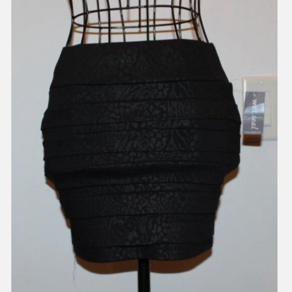 Wet Seal Black Mini Skirt XS Poly Rayon NWT Animal Print Coated Fitted Stretchy - Picture 1 of 7